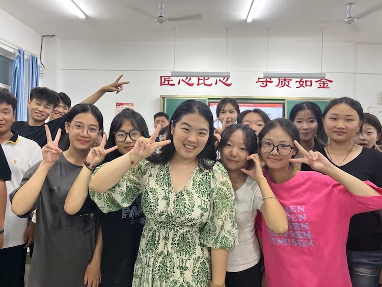 孫熠與學生們_副本.jpg