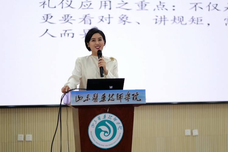 朱珊珊.jpg